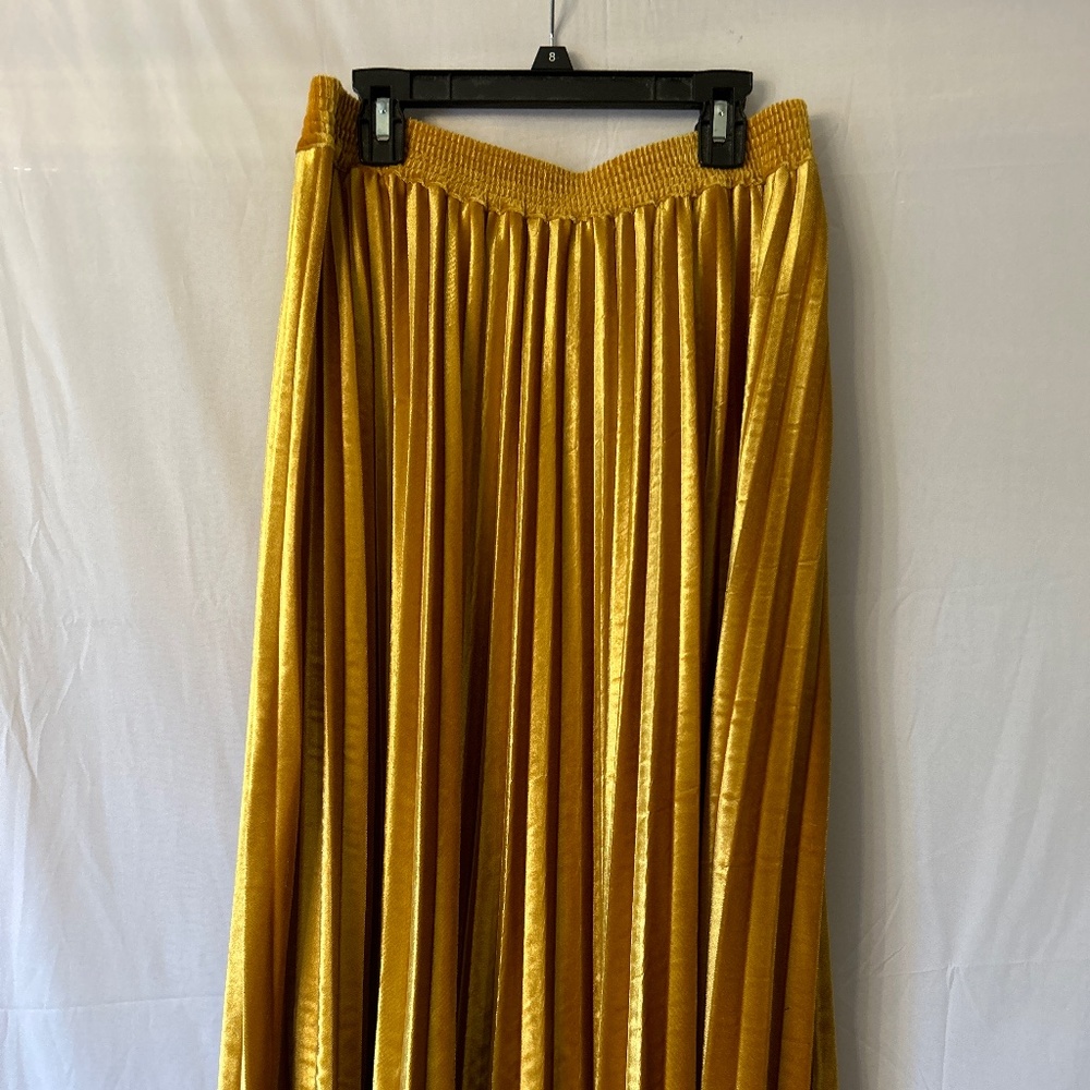 Gold velvet pleated skirt